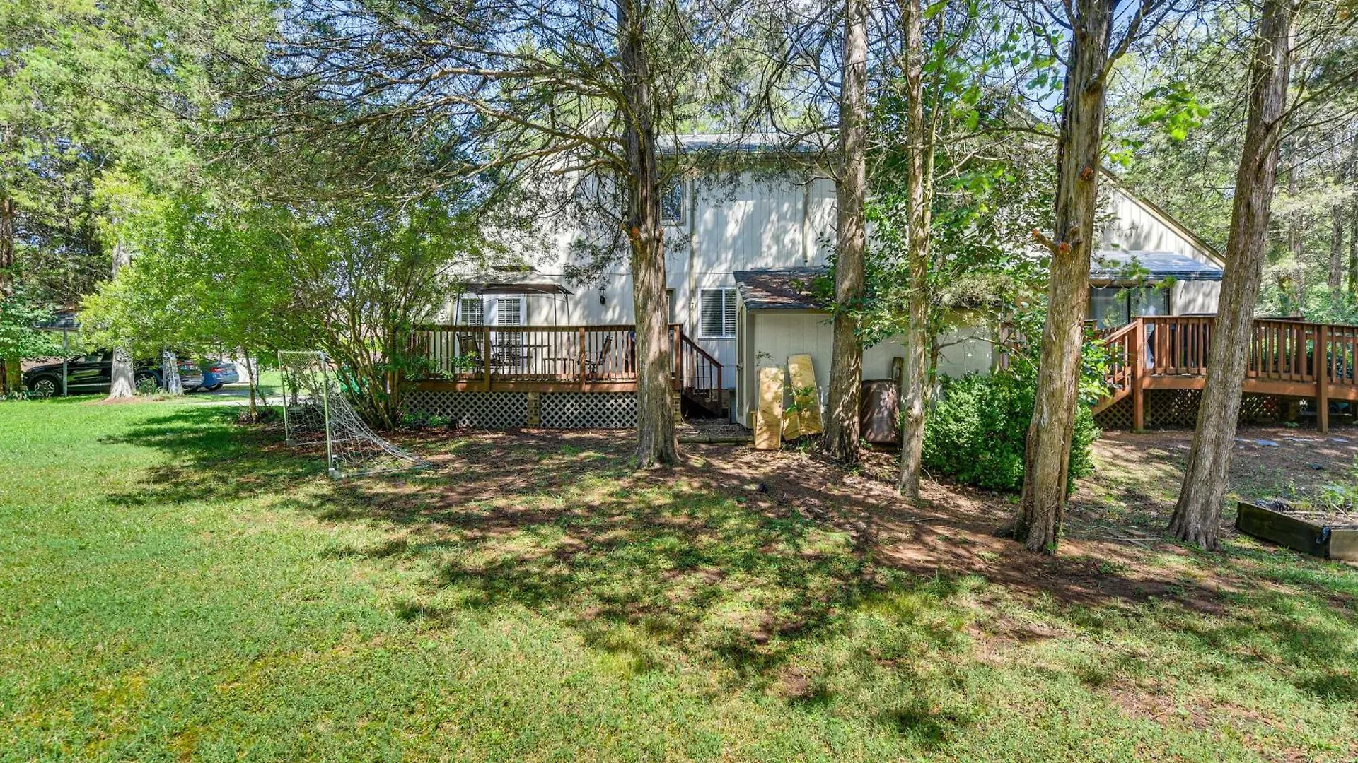 Pet-Friendly Charlotte Home With Deck Near Uptown! Holiday home